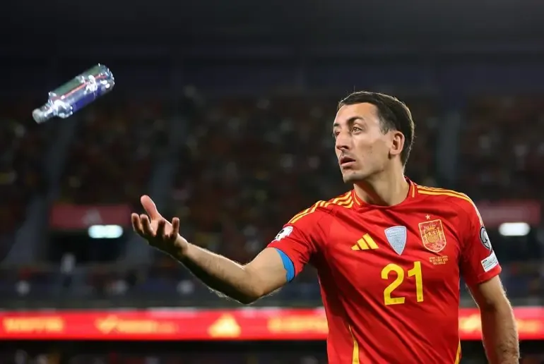 开云体育官网-TA独家：FIFA世界杯期间不许球迷带水瓶进场，引发巨大争议