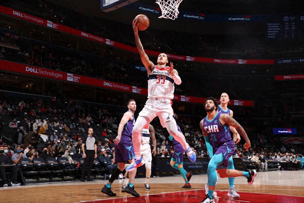 开云体育官网-坑完独行侠，又想坑奇才！2年仅打71场比赛，成NBA第一“玻璃人”